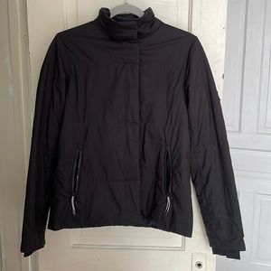 VUORI womens jacket in black. Light weight puffer